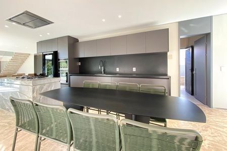 Casa de condomínio à venda com 564m², 5 quartos e 6 vagas Casa de condomínio à venda com 564m², 5 quartos e 6 vagasCozinha