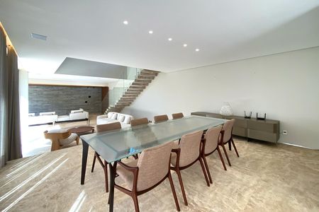 Casa de condomínio à venda com 564m², 5 quartos e 6 vagas Casa de condomínio à venda com 564m², 5 quartos e 6 vagasSala de Jantar