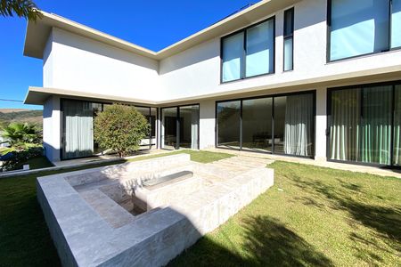 Casa de condomínio à venda com 564m², 5 quartos e 6 vagas Casa de condomínio à venda com 564m², 5 quartos e 6 vagasQuintal
