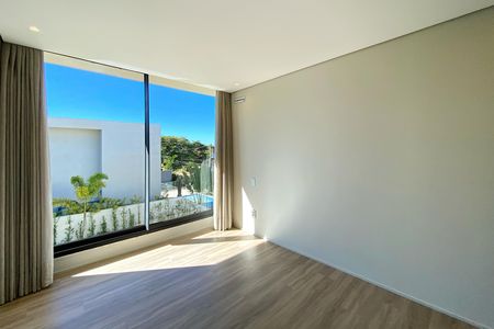 Casa de condomínio à venda com 564m², 5 quartos e 6 vagas Casa de condomínio à venda com 564m², 5 quartos e 6 vagasSuite 2