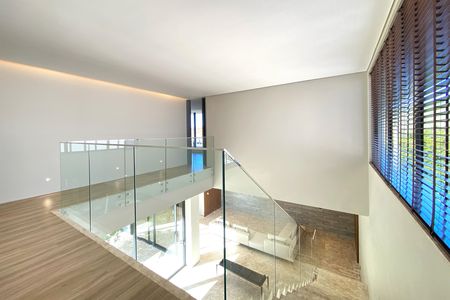 Casa de condomínio à venda com 564m², 5 quartos e 6 vagas Casa de condomínio à venda com 564m², 5 quartos e 6 vagasHall da escada