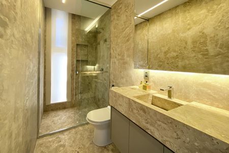 Casa de condomínio à venda com 564m², 5 quartos e 6 vagas Casa de condomínio à venda com 564m², 5 quartos e 6 vagasBanheiro da Suíte 4
