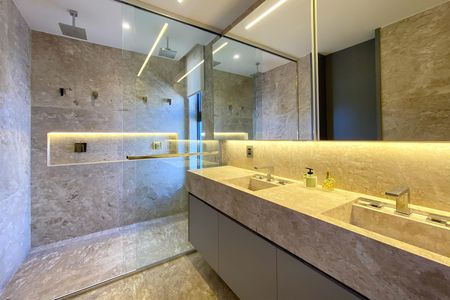 Casa de condomínio à venda com 564m², 5 quartos e 6 vagas Casa de condomínio à venda com 564m², 5 quartos e 6 vagasBanheiro da Suíte 1