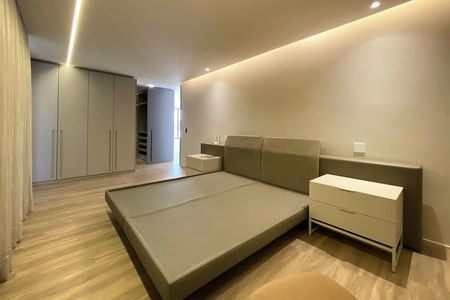 Casa de condomínio à venda com 564m², 5 quartos e 6 vagas Casa de condomínio à venda com 564m², 5 quartos e 6 vagasSuite 1
