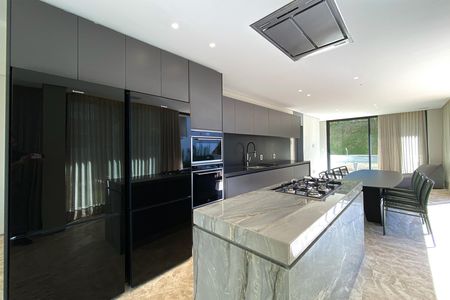 Casa de condomínio à venda com 564m², 5 quartos e 6 vagas Casa de condomínio à venda com 564m², 5 quartos e 6 vagasCozinha