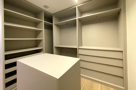 Casa de condomínio à venda com 564m², 5 quartos e 6 vagas Casa de condomínio à venda com 564m², 5 quartos e 6 vagasCloset da suíte 1
