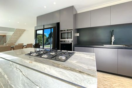 Casa de condomínio à venda com 564m², 5 quartos e 6 vagas Casa de condomínio à venda com 564m², 5 quartos e 6 vagasCozinha