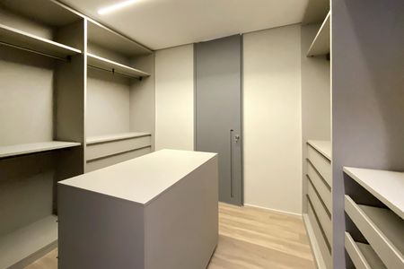 Casa de condomínio à venda com 564m², 5 quartos e 6 vagas Casa de condomínio à venda com 564m², 5 quartos e 6 vagasCloset da Suite 1