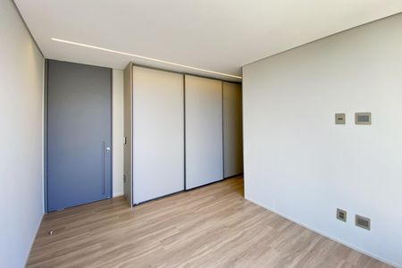 Casa de condomínio à venda com 564m², 5 quartos e 6 vagas Casa de condomínio à venda com 564m², 5 quartos e 6 vagasSuite 3