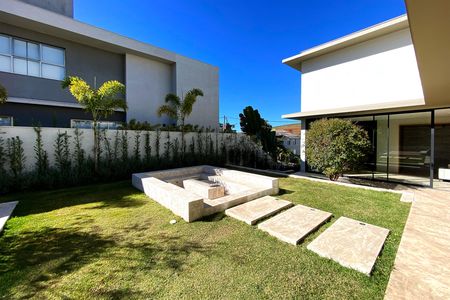 Casa de condomínio à venda com 564m², 5 quartos e 6 vagas Casa de condomínio à venda com 564m², 5 quartos e 6 vagasQuintal