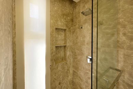 Casa de condomínio à venda com 564m², 5 quartos e 6 vagas Casa de condomínio à venda com 564m², 5 quartos e 6 vagasBanheiro da Suíte 4