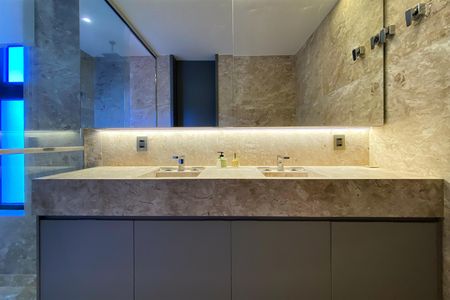 Casa de condomínio à venda com 564m², 5 quartos e 6 vagas Casa de condomínio à venda com 564m², 5 quartos e 6 vagasBanheiro da Suíte 1