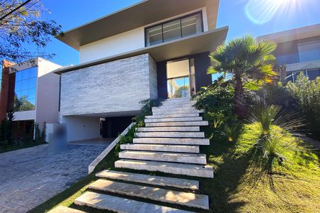 Casa de condomínio à venda com 564m², 5 quartos e 6 vagas Casa de condomínio à venda com 564m², 5 quartos e 6 vagasFachada