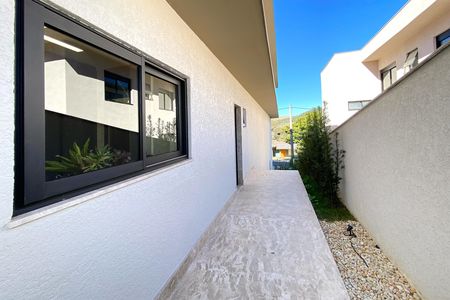 Casa de condomínio à venda com 564m², 5 quartos e 6 vagas Casa de condomínio à venda com 564m², 5 quartos e 6 vagasCorredor lateral