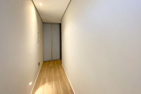 Casa de condomínio à venda com 564m², 5 quartos e 6 vagas Casa de condomínio à venda com 564m², 5 quartos e 6 vagasCorredor