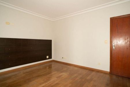 Casa à venda com 227m², 3 quartos e 4 vagas