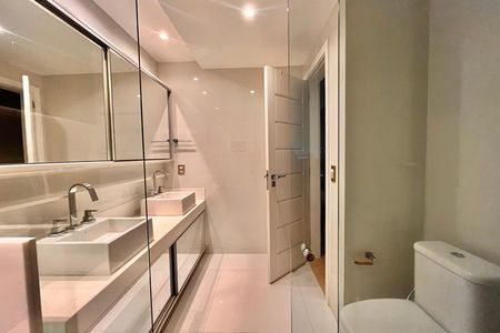 Apartamento para alugar com 264m², 3 quartos e 1 vaga Apartamento para alugar com 264m², 3 quartos e 1 vagaBanheiro da Suíte