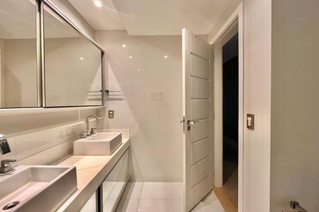 Apartamento para alugar com 264m², 3 quartos e 1 vaga Apartamento para alugar com 264m², 3 quartos e 1 vagaBanheiro da Suíte