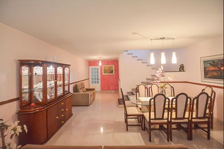 Casa para alugar com 223m², 3 quartos e 5 vagas Casa para alugar com 223m², 3 quartos e 5 vagasSala