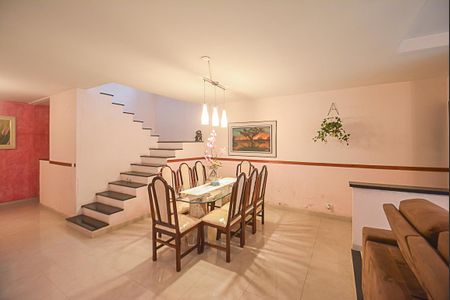 Casa para alugar com 223m², 3 quartos e 5 vagas Casa para alugar com 223m², 3 quartos e 5 vagasSala