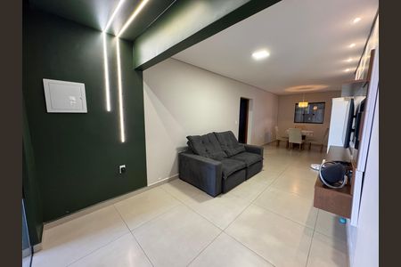 Casa à venda com 150m², 3 quartos e 2 vagasSala