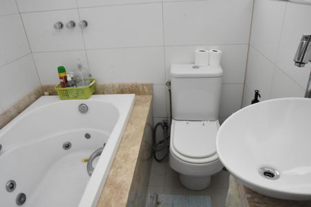 Apartamento à venda com 69m², 2 quartos e 1 vaga Apartamento à venda com 69m², 2 quartos e 1 vagaBanheiro da Suíte