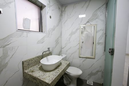 Banheiro de kitnet/studio para alugar com 1 quarto, 40m² em Betânia, Belo Horizonte