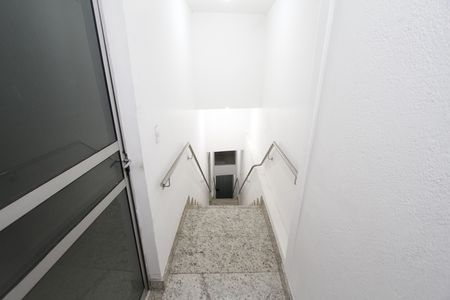 Escada de kitnet/studio para alugar com 1 quarto, 40m² em Betânia, Belo Horizonte