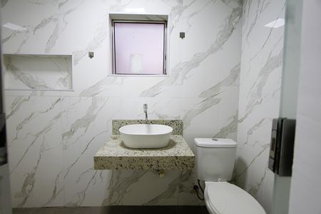 Banheiro de kitnet/studio para alugar com 1 quarto, 40m² em Betânia, Belo Horizonte