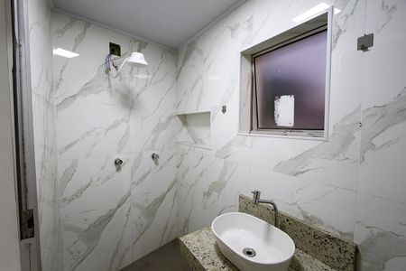 Banheiro de kitnet/studio para alugar com 1 quarto, 40m² em Betânia, Belo Horizonte