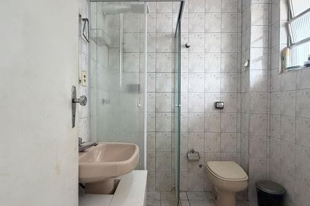 Banheiro de apartamento para alugar com 1 quarto, 39m² em José Menino, Santos