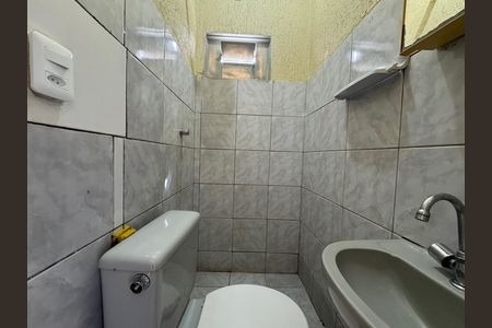 Banheiro de kitnet/studio para alugar com 1 quarto, 20m² em Ceilândia, Brasília
