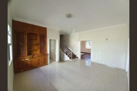 Casa para alugar com 334m², 4 quartos e 5 vagas