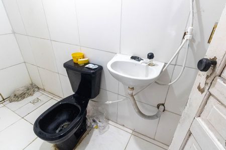 Banheiro de kitnet/studio para alugar com 1 quarto, 40m² em Inhoaíba, Rio de Janeiro