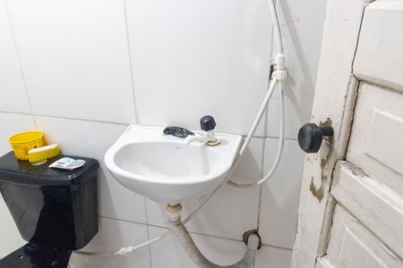Banheiro de kitnet/studio para alugar com 1 quarto, 40m² em Inhoaíba, Rio de Janeiro