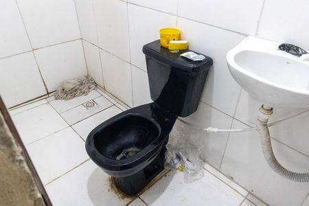 Banheiro de kitnet/studio para alugar com 1 quarto, 40m² em Inhoaíba, Rio de Janeiro