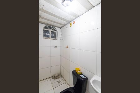 Banheiro de kitnet/studio para alugar com 1 quarto, 40m² em Inhoaíba, Rio de Janeiro