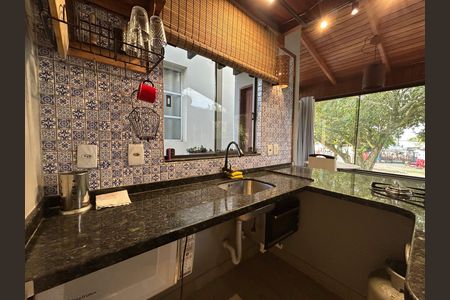 Cozinha de apartamento para alugar com 1 quarto, 50m² em Lagoa da Conceição, Florianópolis