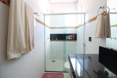 Casa de condomínio para alugar com 350m², 3 quartos e 5 vagasBanheiro do Quarto 1