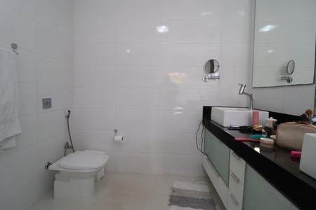 Casa de condomínio para alugar com 350m², 3 quartos e 5 vagasBanheiro do Quarto 3