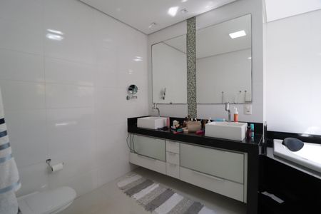 Casa de condomínio para alugar com 350m², 3 quartos e 5 vagasBanheiro do Quarto 3