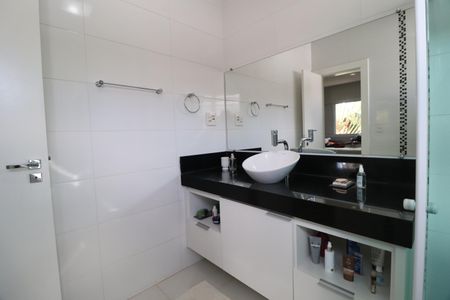 Casa de condomínio para alugar com 350m², 3 quartos e 5 vagasBanheiro do Quarto 2