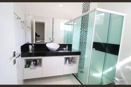 Casa de condomínio para alugar com 350m², 3 quartos e 5 vagasBanheiro do Quarto 2