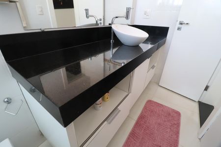 Banheiro do Quarto 1 de casa de condomínio para alugar com 3 quartos, 350m² em Nova Uberlândia, Uberlândia
