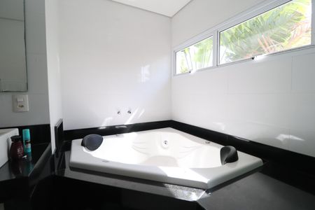 Casa de condomínio para alugar com 350m², 3 quartos e 5 vagasBanheiro do Quarto 3