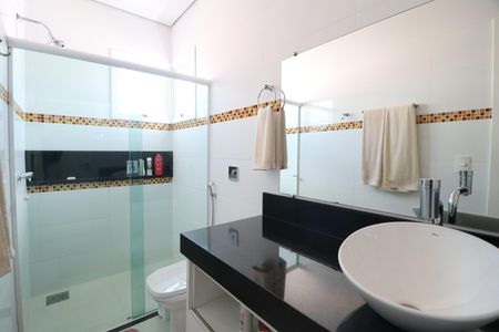Casa de condomínio para alugar com 350m², 3 quartos e 5 vagasBanheiro do Quarto 1