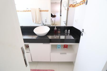 Casa de condomínio para alugar com 350m², 3 quartos e 5 vagasBanheiro do Quarto 1