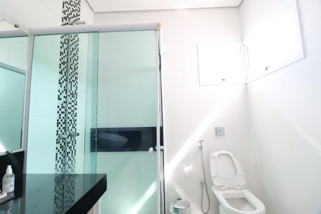 Casa de condomínio para alugar com 350m², 3 quartos e 5 vagasBanheiro do Quarto 2