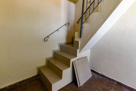 Escada acesso de casa para alugar com 2 quartos, 48m² em Parque Regina, São Paulo