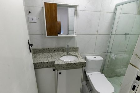 Casa para alugar com 48m², 2 quartos e 1 vaga Casa para alugar com 48m², 2 quartos e 1 vagaBanheiro Corredor